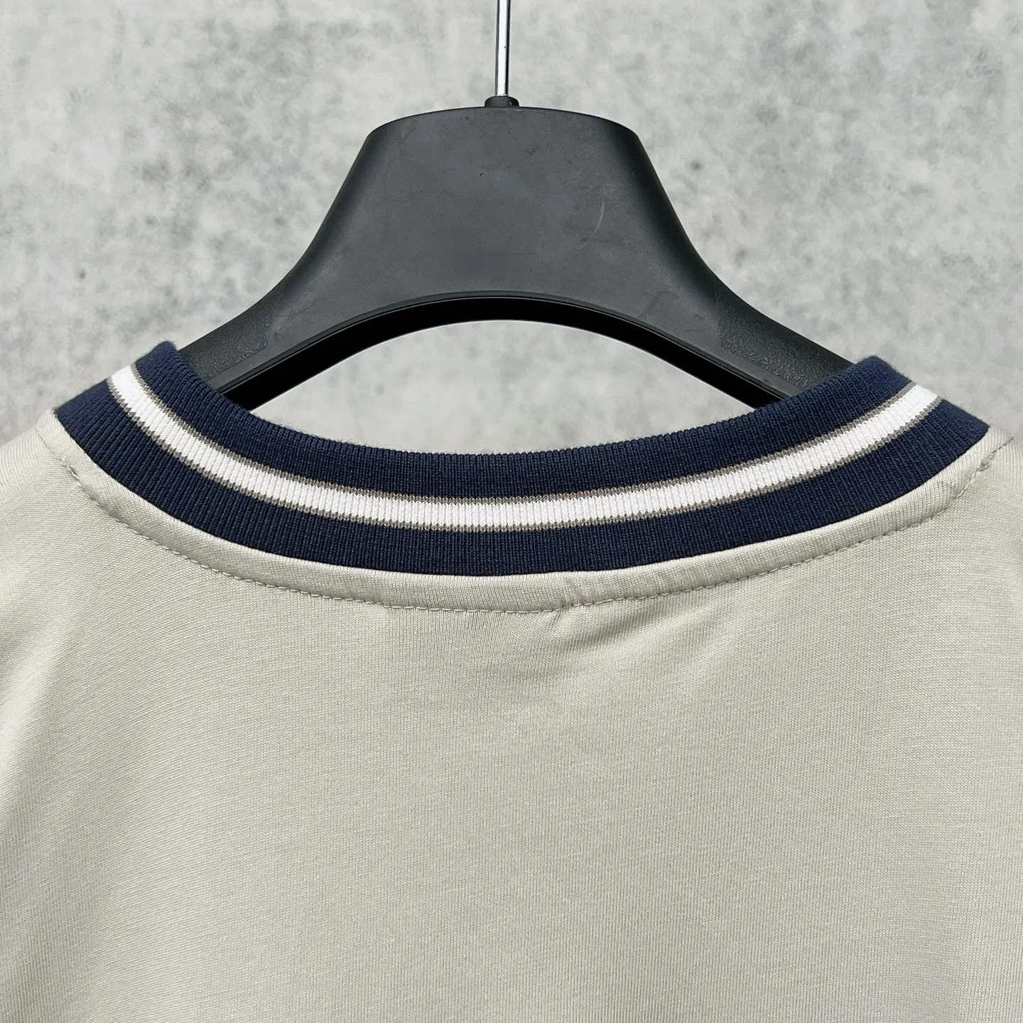 💰P135 【 . Quality】BALENCI*GA/ FOo TBALLSeries 。 3B V T 。 ， ， 。 SS 26 New Arrival。 ， 。 。 Authentic ， 。 。 260 ， . ， 。 。 ， 。 ， ， 。 。 。 OS . Same Style ：BL 265098 ：Black，Blue， Size：XS S M L